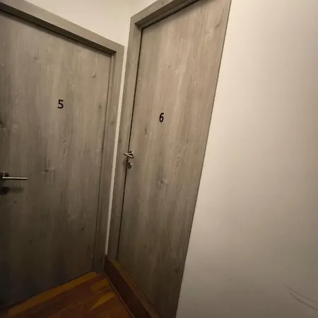 8 Privees Dans De Partagee De 350m2 * Charleroi