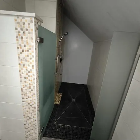 8 Privees Dans De Partagee De 350m2 Villa Charleroi