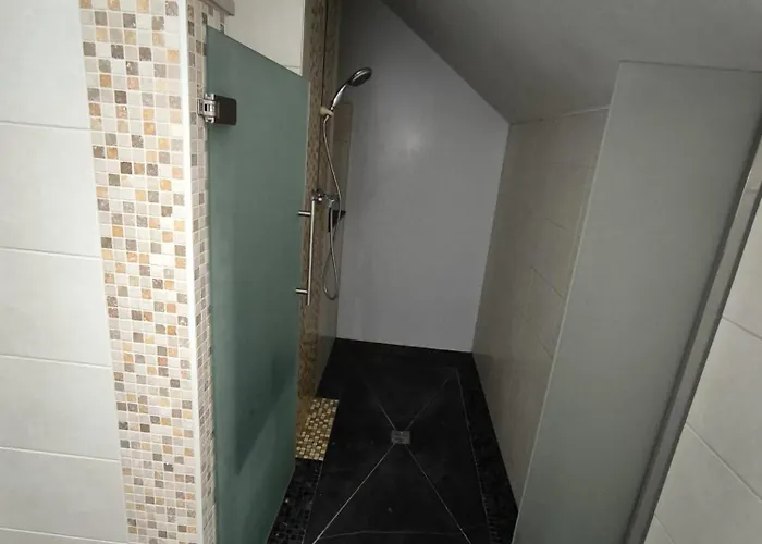 8 Privees Dans De Partagee De 350m2 Villa Charleroi